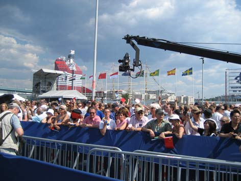 Fullt pÂ kajen. DÂ behövsen storbildsskärm.