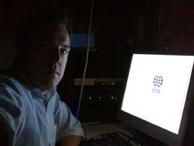 Lördag eftermiddag. Mörkt i kontrollrummet. Ute skiner solen och alla andra äter glass.